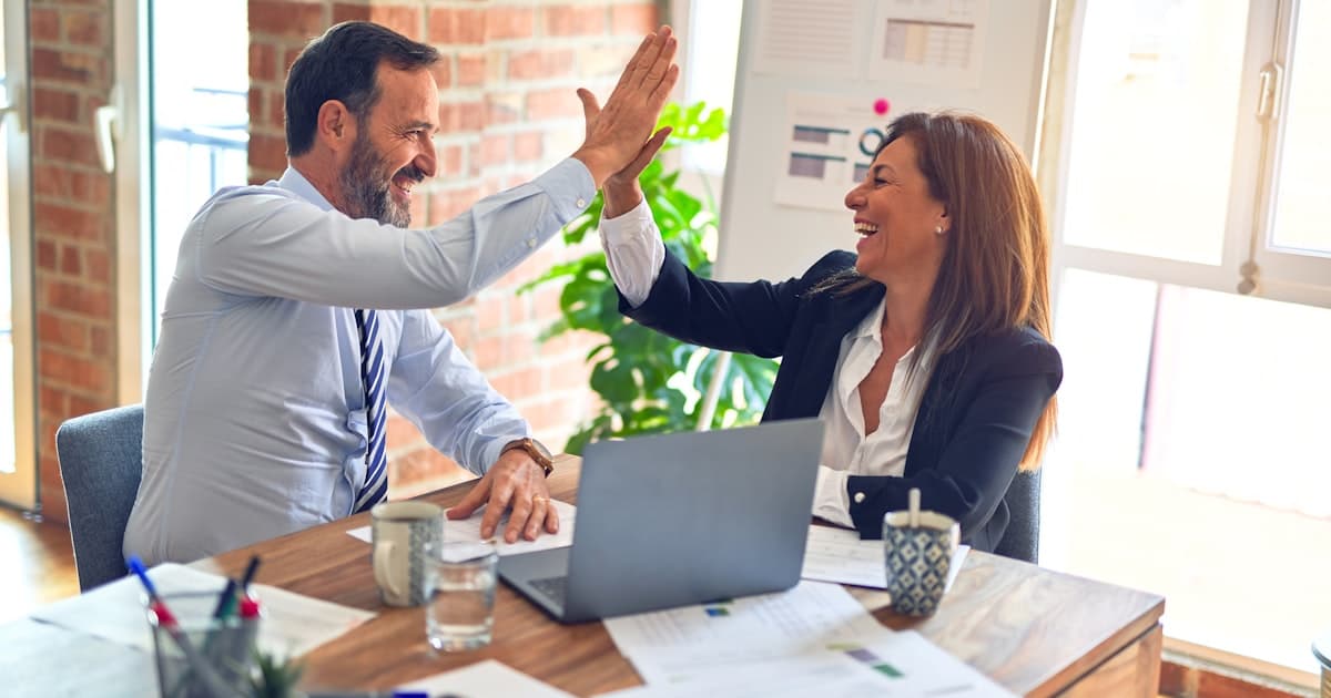 Cozinha moderna completamente protegida com telas especializadas garantindo higiene total