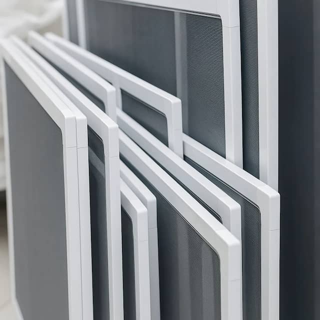 Tela mosquiteira de alta qualidade instalada em janela